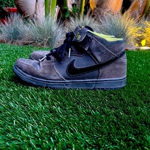 COPY - Nike SB kevlar
Grey / black swoosh